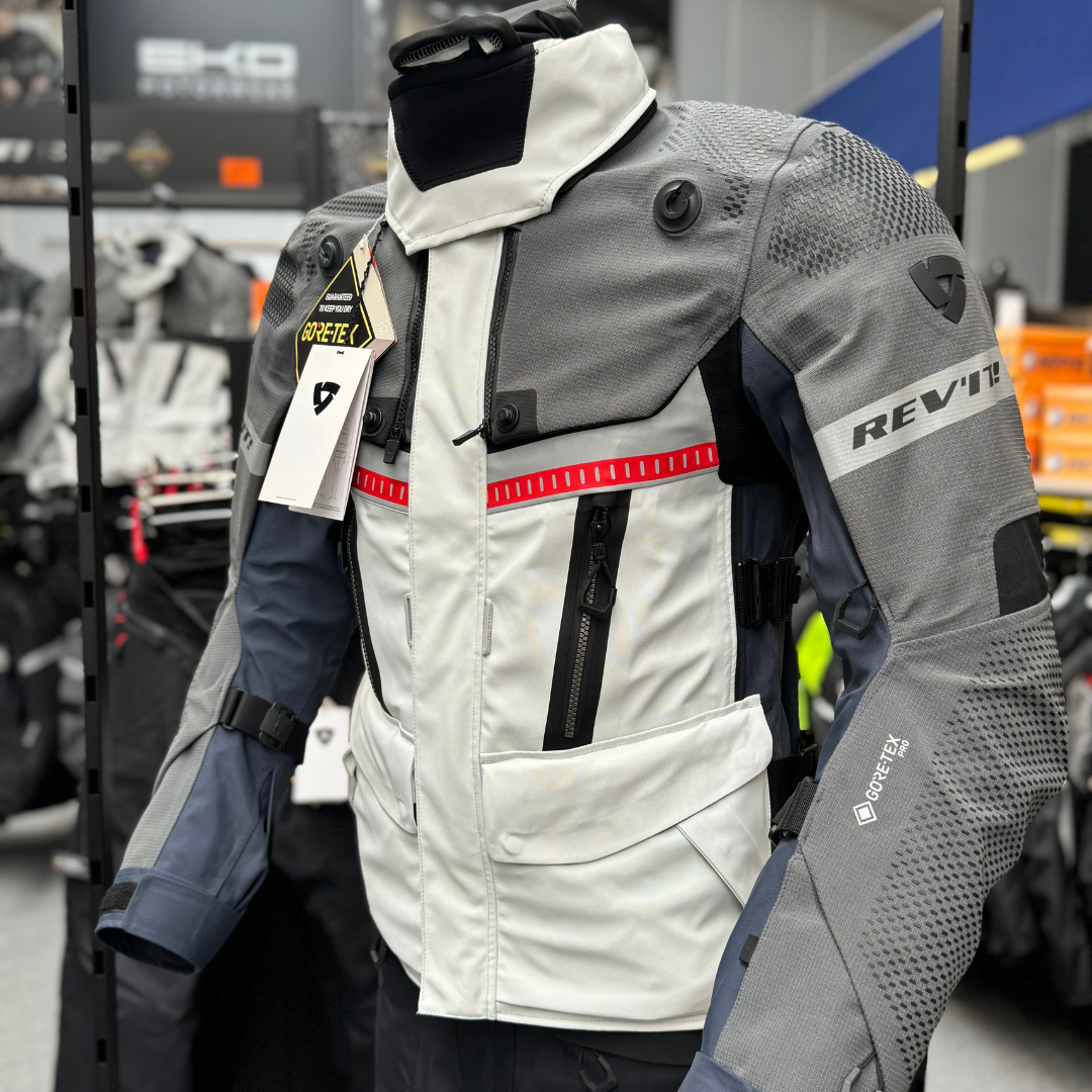 Jeansbroek voor op de motor veilig