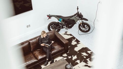 Een elektrische motorfiets opladen aan laadpaal of gewoon thuis
