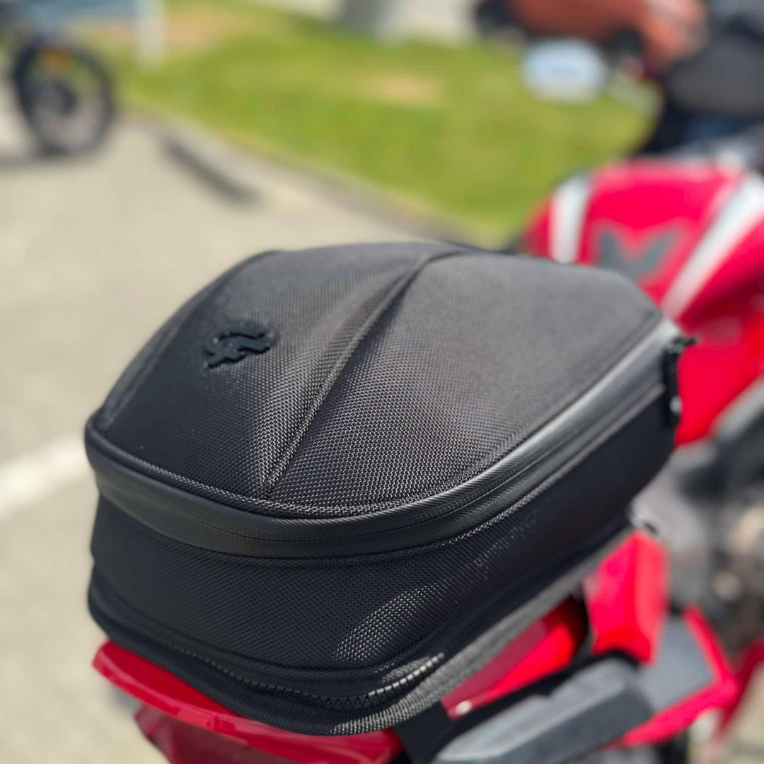 Zadeltasje van het merk G&F achterop een motor