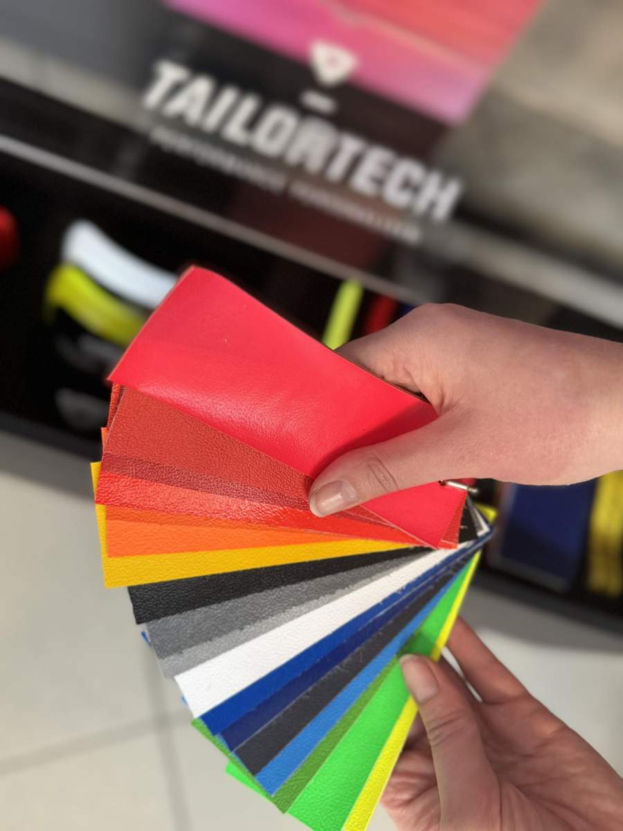 soorten leer en kleuren van leer die gebruikt worden om een leren motorpak op maat te maken