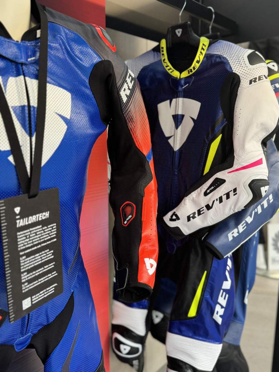 Details van een leren motorpak op een hanger
