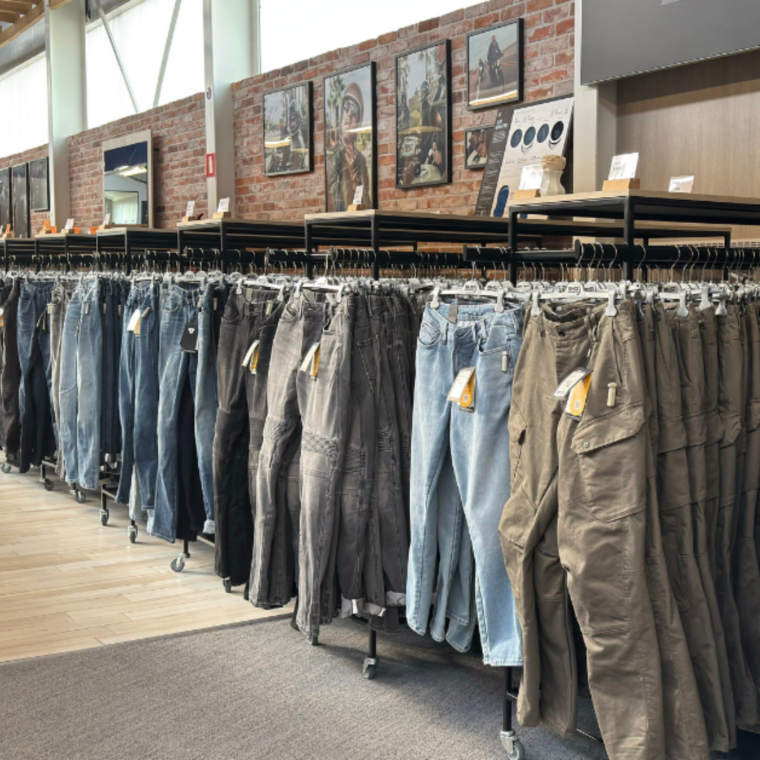 Rek bij EKO Motowear met motorjeansbroeken