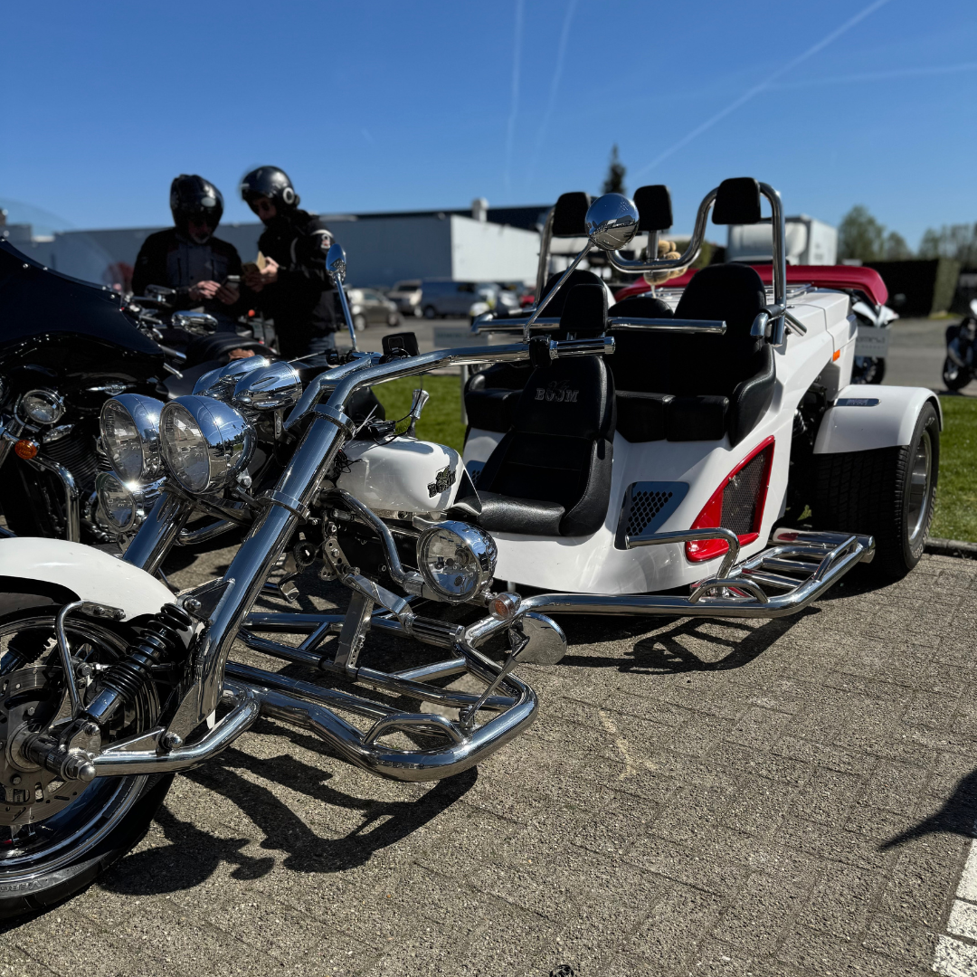 Speciale motors op de parking van EKO Motorwear
