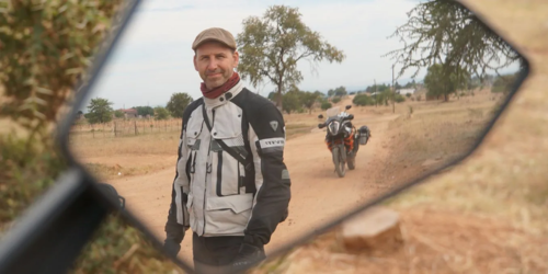 Adventure en off-road tips van Bret Tkacs in een rev'it motorpak