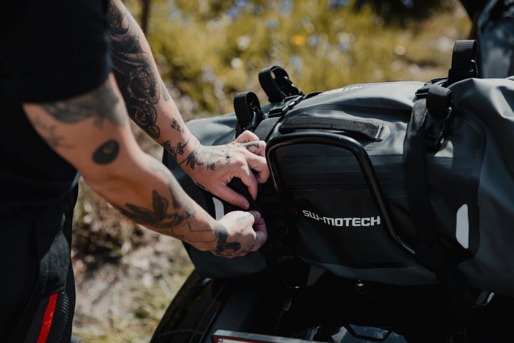 Motorbagage veilig bevestigen met straps of riemen