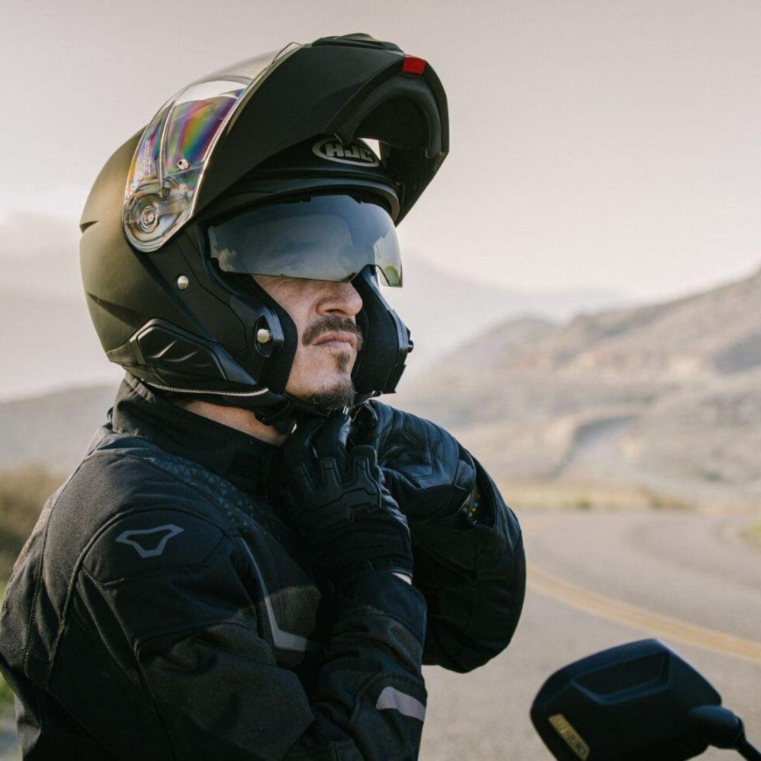 Motorrijder maakt zijn HJC I91 Systeem motorhelm vast