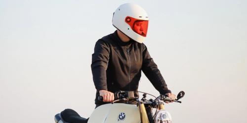 Motorbestuurder die een John Doe Integraal motorhelm draagt