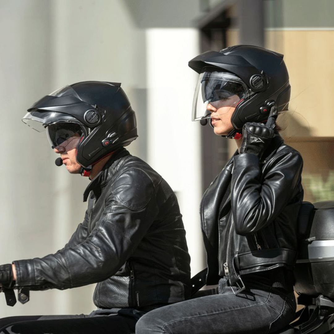 Mannelijke en vrouwelijke motorbestuurder dragen Nolan N40-5 Jethelm motorhelm