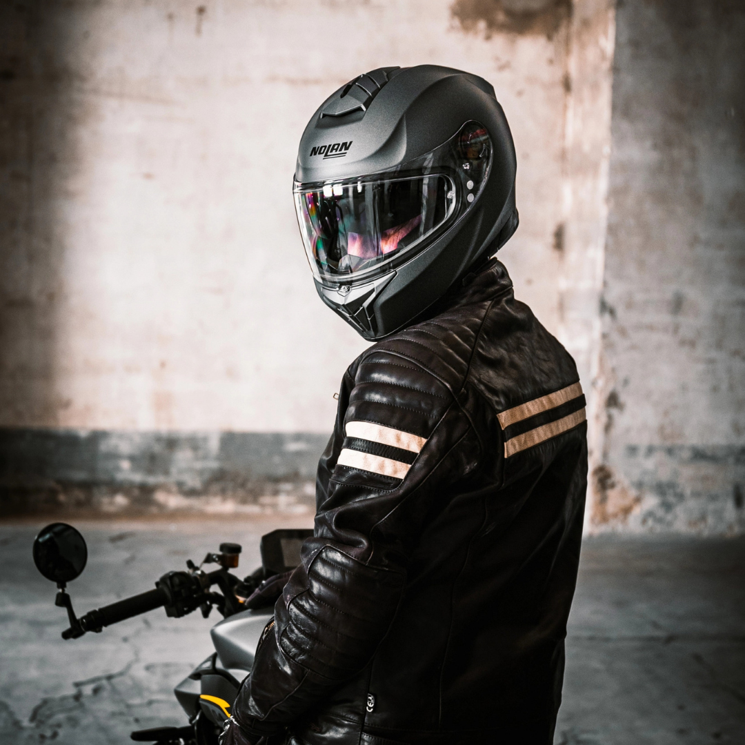 Mannelijke motorbestuurder draagt de Nolan N80-8 Integraal motorhelm