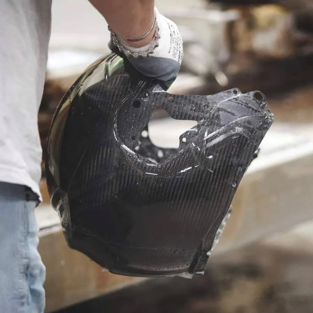 Comment est fabriqué un casque de moto en carbone ?