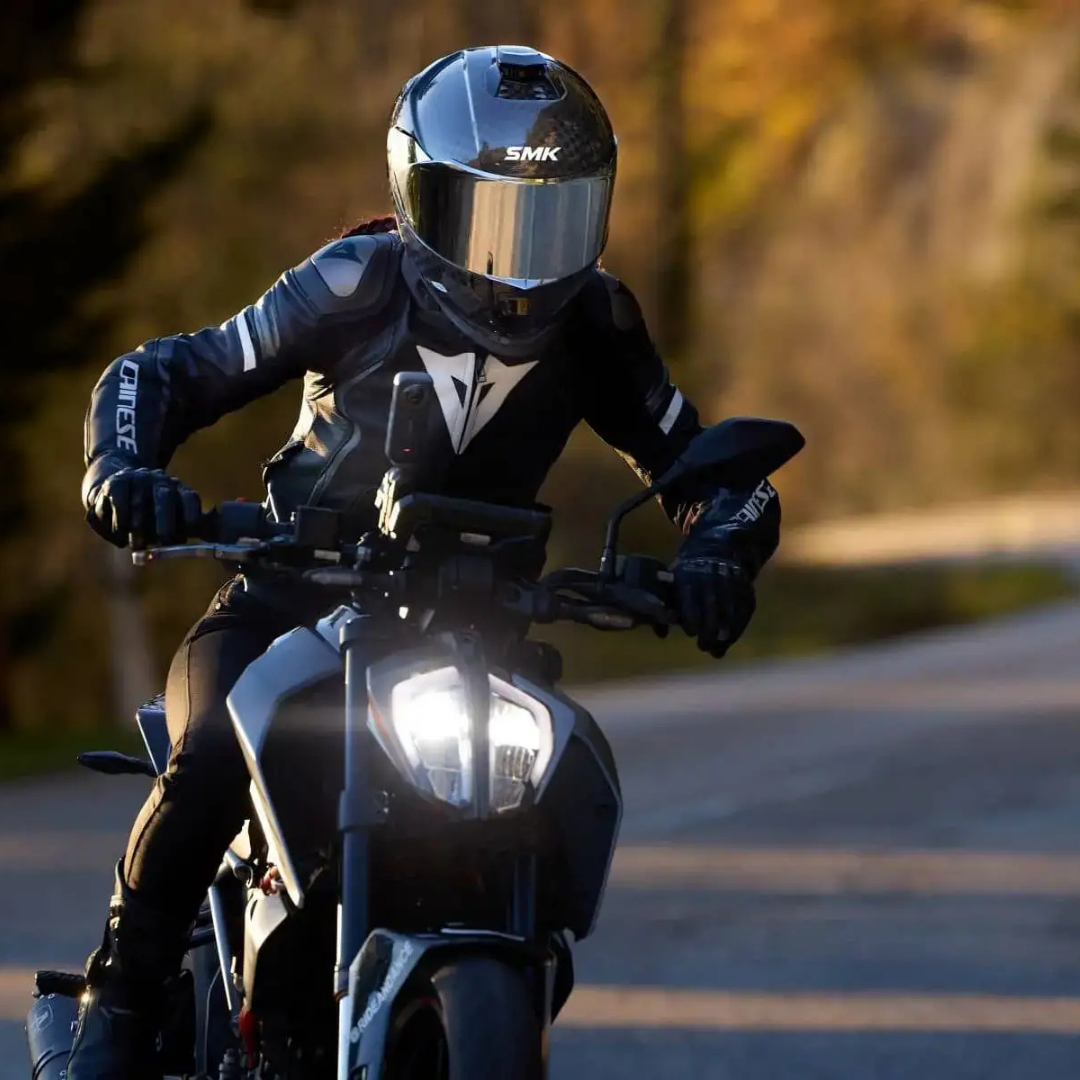 Action shot van een motorbestuurster die een SMK motorhelm draagt